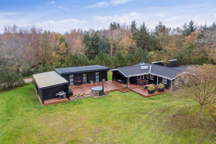 Ferienhaus für 6 Personen, mit Terrasse und Whirlpool in Fur
