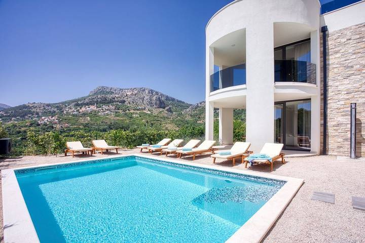 Villa für 12 Personen, mit Terrasse und Whirlpool sowie Pool und Sauna - 1