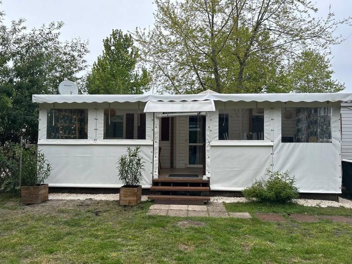 Camping pour 6 personnes, avec Terrasse ainsi que Jardin et Piscine