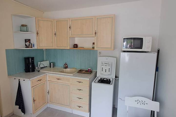 Ganze Wohnung, Quiet T1 in St Marc sur Mer, 5 min walk to the beach, terrace and large bed! in Saint-Nazaire, Côte d'Amour