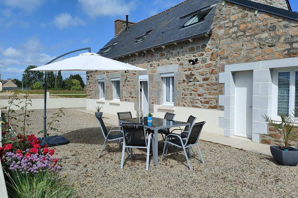 Renovated family cottage in the heart of a nature reserve, 300m from the Gr34 in Hillion, Côte de Goëlo