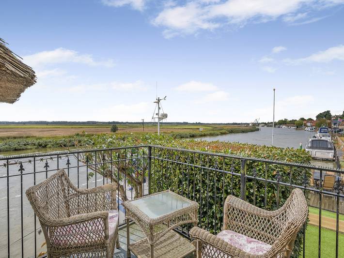 Glamping for 4 people, with garden in Norfolk