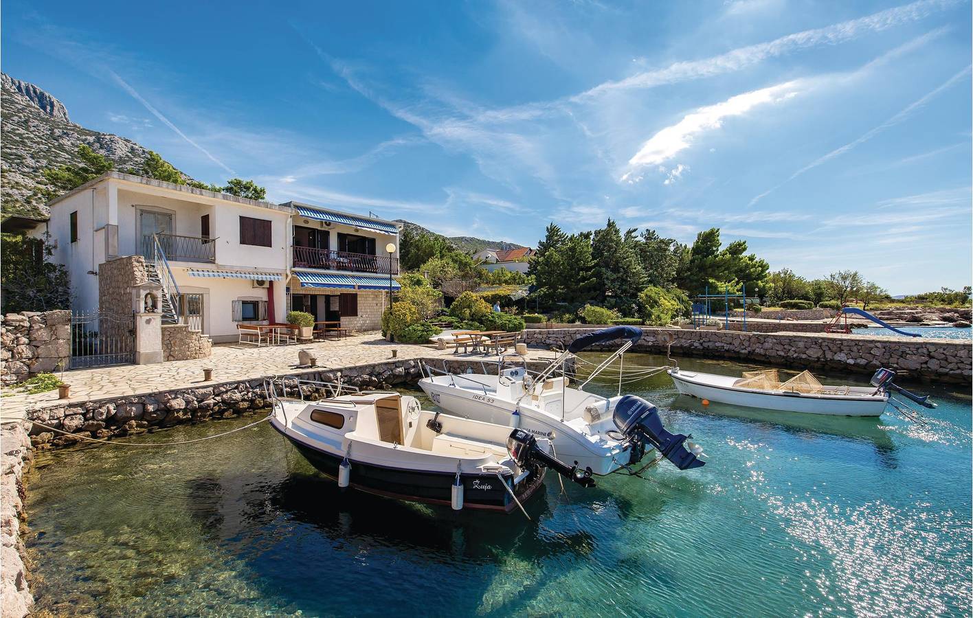 Ganze Ferienwohnung, Gemütliche Ferienwohnung mit Terrasse, nur wenige Schritte vom Meer entfernt und in der Nähe des Stadtzentrums in Cesarica, Kvarner Festland