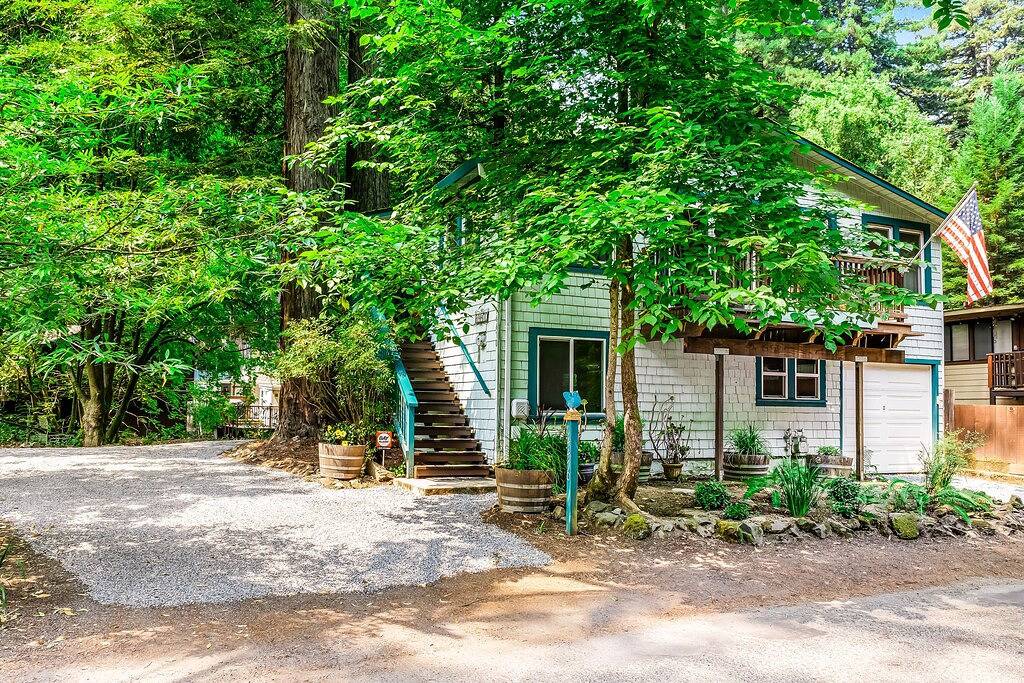 Wooded gem with large deck, fast Wifi, grill & great location - dog-friendly in California North Coast