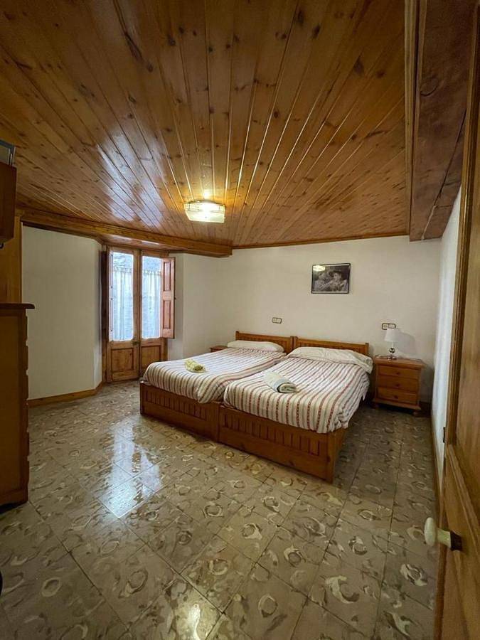 Gîte pour 7 personnes, avec terrasse et vue, animaux acceptés à Bagà - 2