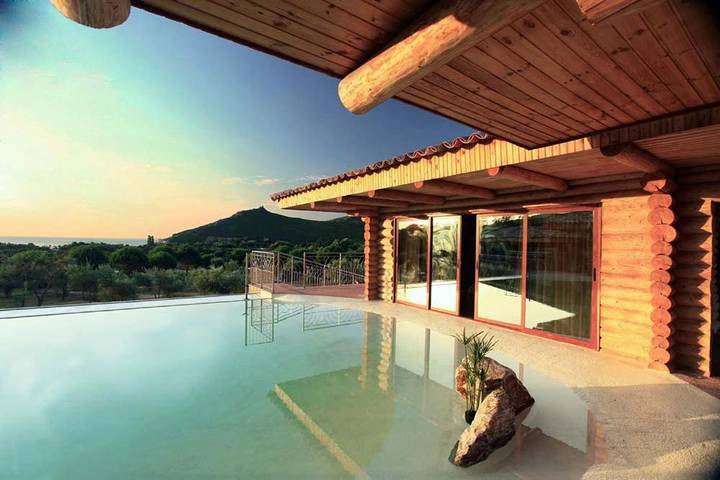 Location de vacances pour 4 personnes, avec vue ainsi que piscine et jardin, animaux acceptés à Pietracorbara