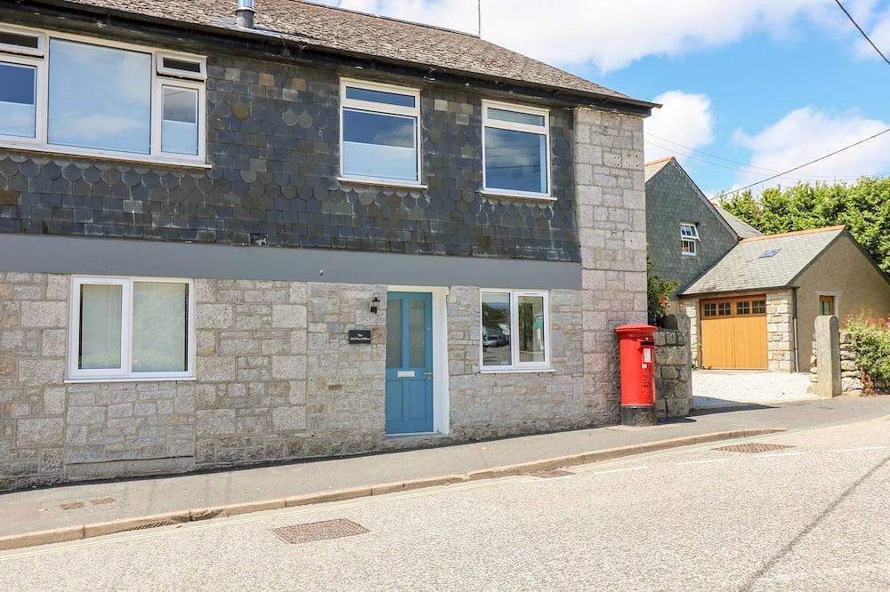 Rock Pool House, pet friendly, with open fire in Porthleven in Porthleven, Cornwall