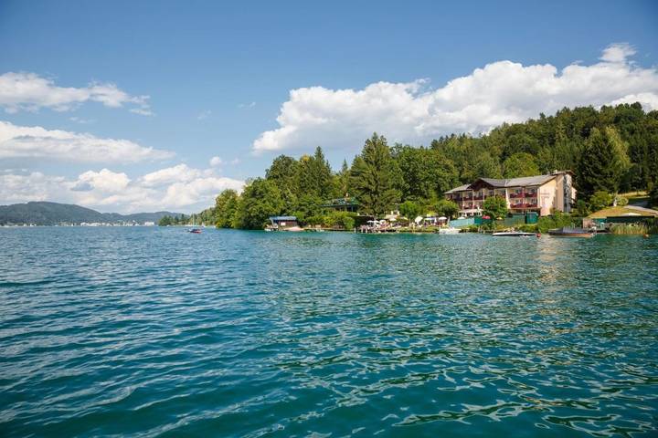 Hotel, mit Balkon und Terrasse sowie Garten und Ausblick in Schiefling am See - 2