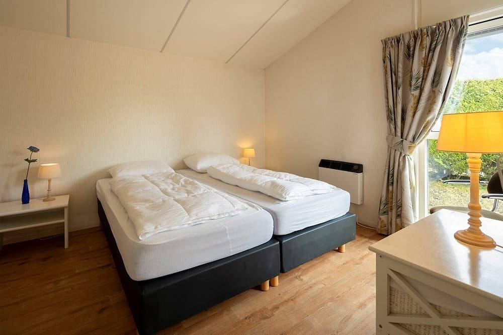 Beachpark 57 holiday chalet with privacy close to sea and beach in Renesse Beach, Renesse