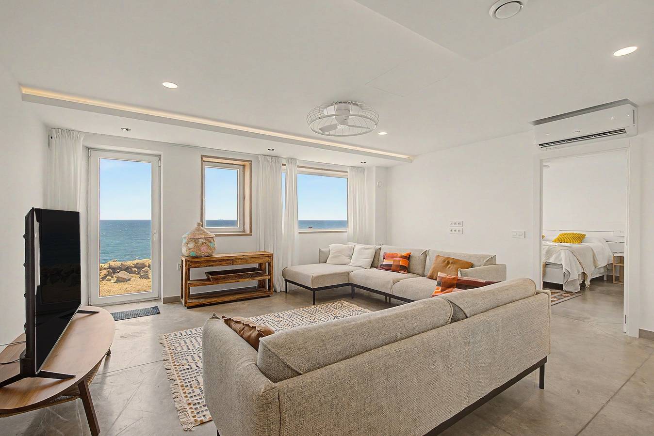 Apartamento entero, Apartamento vacacional 'The Cliff View B' con vistas al mar, terraza privada y Wi-Fi in Playa Palo Grande, Telde