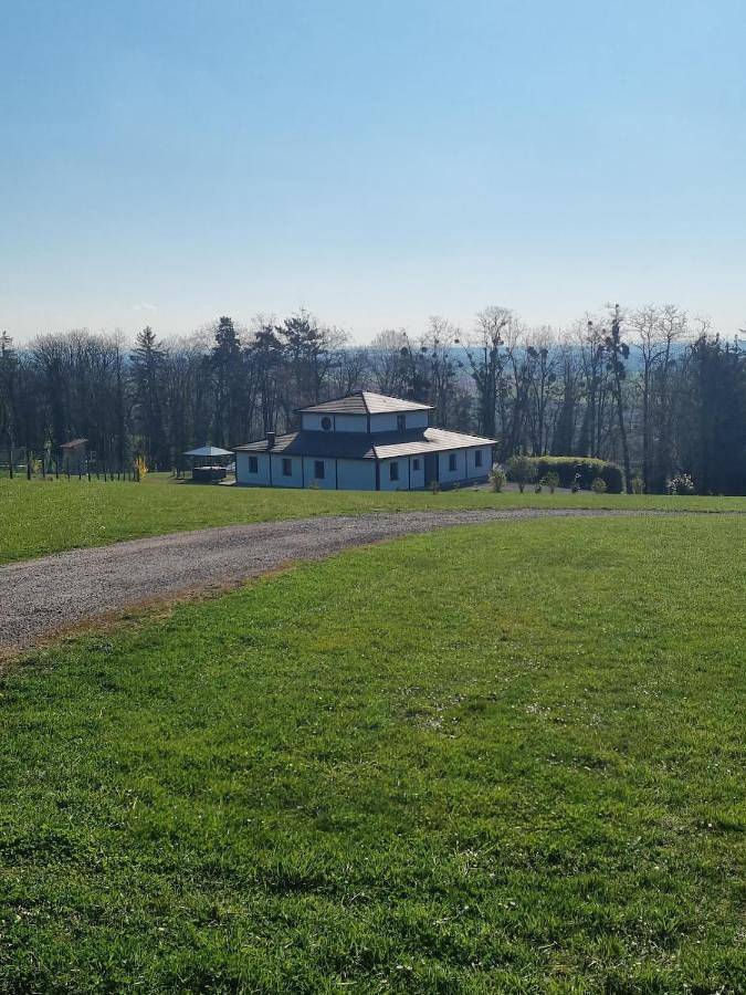 Cottage pour 6 personnes, avec bassin pour enfant et piscine ainsi que jardin et vue à Apremont-la-Forêt