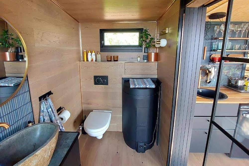 Luxury by the fjord of Oslo.  Welcome to a mirrored cabin with great views in Nesodden