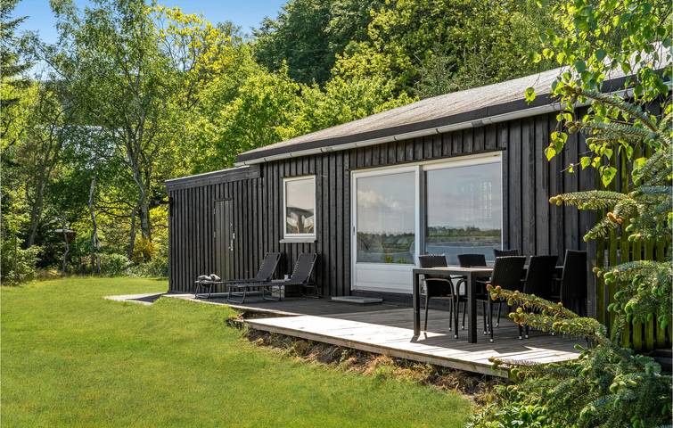 Ferieudlejning for 8 personer, med Terrasse og Have i Morsø