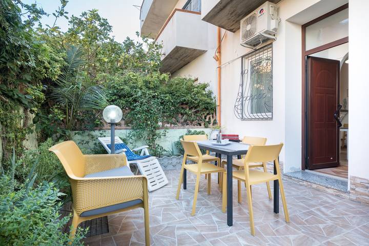 Apartamento entero, Apartamento 'Appartamento Ginepro 2' con terraza privada, Wi-Fi y aire acondicionado in Cala Gonone, Dorgali