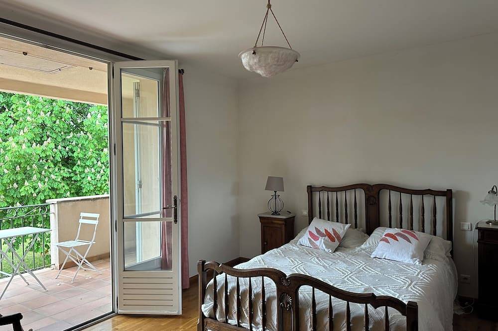 Au Cœur de la Provence Superbe Maison de 230m2jardin 2500m2 Jacuzzi11 Couchages in Oraison, Alpes de Alta Provenza