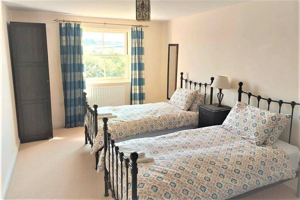Luxury cottage near the beach in the Pembrokeshire Coast National Park in Trefin, Pembrokeshire