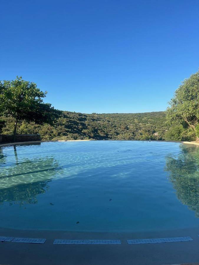 Location de vacances pour 6 personnes, avec vue ainsi que jardin et piscine, animaux acceptés à Saint-Maximin (Nimes)