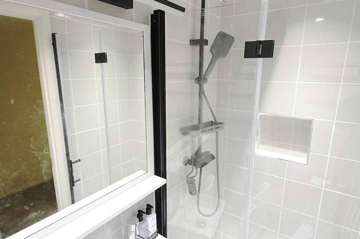 Stylish home in Warwick with piano. Free parking! Ev charger available in Warwick, Warwickshire