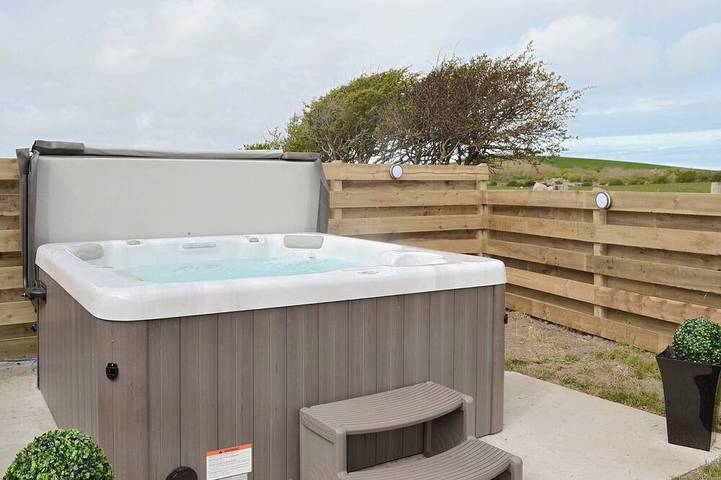 Cottage for 10 people, with hot tub and garden, with pets on the Isle of Anglesey