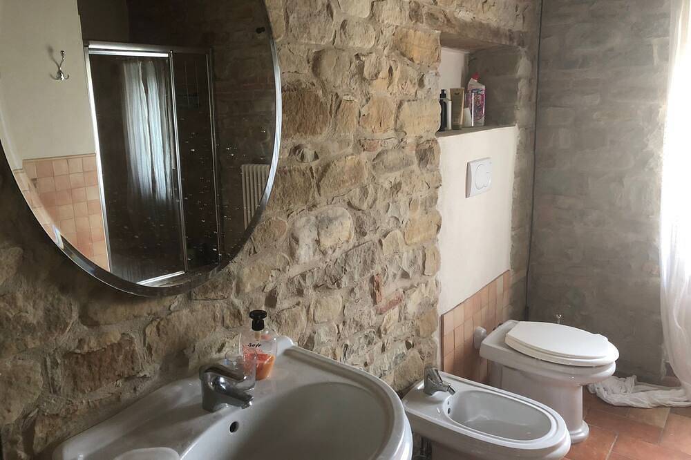 Renovated farmhouse with private swimming pool and spectacular views. in Castiglione Messer Raimondo, Gran Sasso