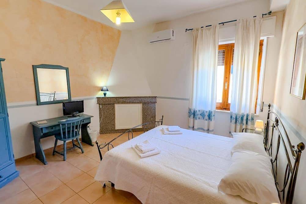 Entire apartment, Su Recreu 'E Mare 202- Double Room in Bosa Marina, Planargia