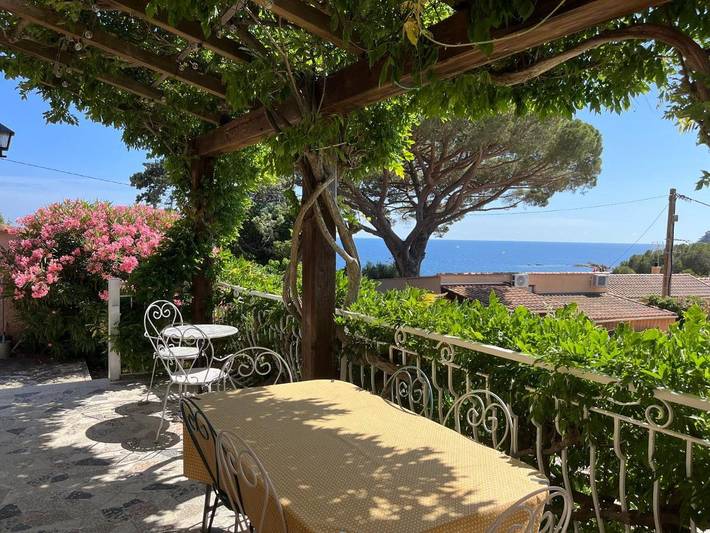 Location de vacances pour 9 personnes, avec vue et jardin, adapté aux familles dans Plage de la Madrague (Giens) - 3