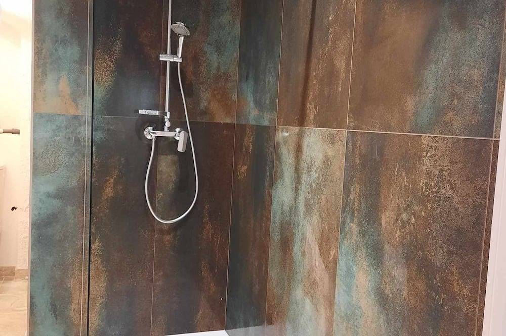 Appartement entier, Appart' hôtel tout confort avec balcon, clim, wifi in Tulette, Région de nyons