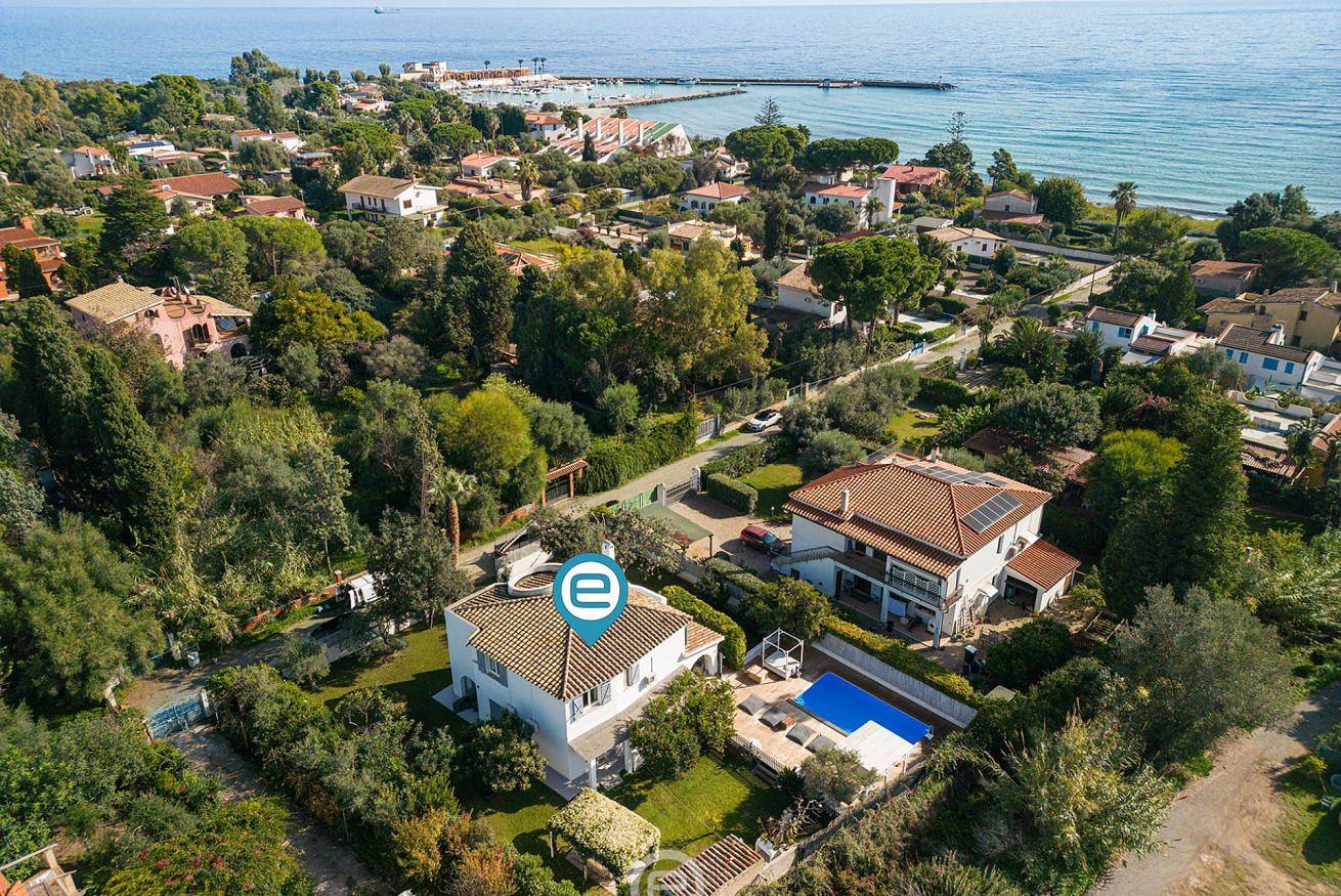 Villa für 8 Personen mit Garten in Porto Columbu, Sarroch