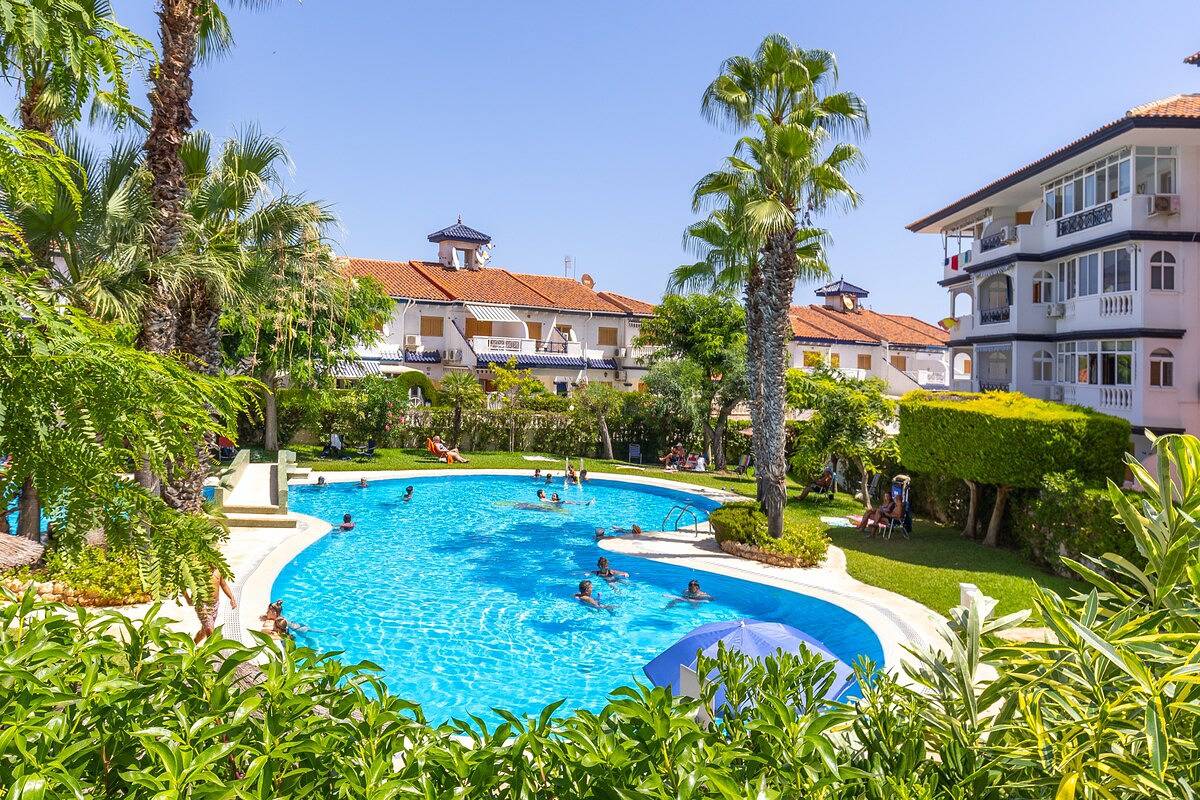 Apartamento entero, Apartamento de vacaciones para 4 personas con piscina in Torrevieja, Costa Blanca