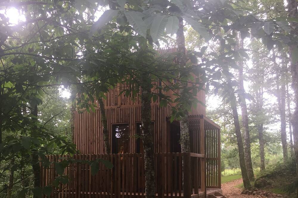 Adorable cabane tout confort, dans un espace boisé, à 3 min de Saint-Junien. in Saint-Junien, Région de Rochechouart