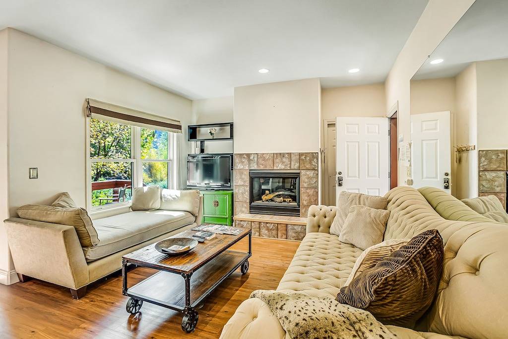 Ganze Wohnung, Schöne Wohnung am Wasser mit modernem Interieur und einem gemütlichen Gaskamin in Basalt, Eagle County