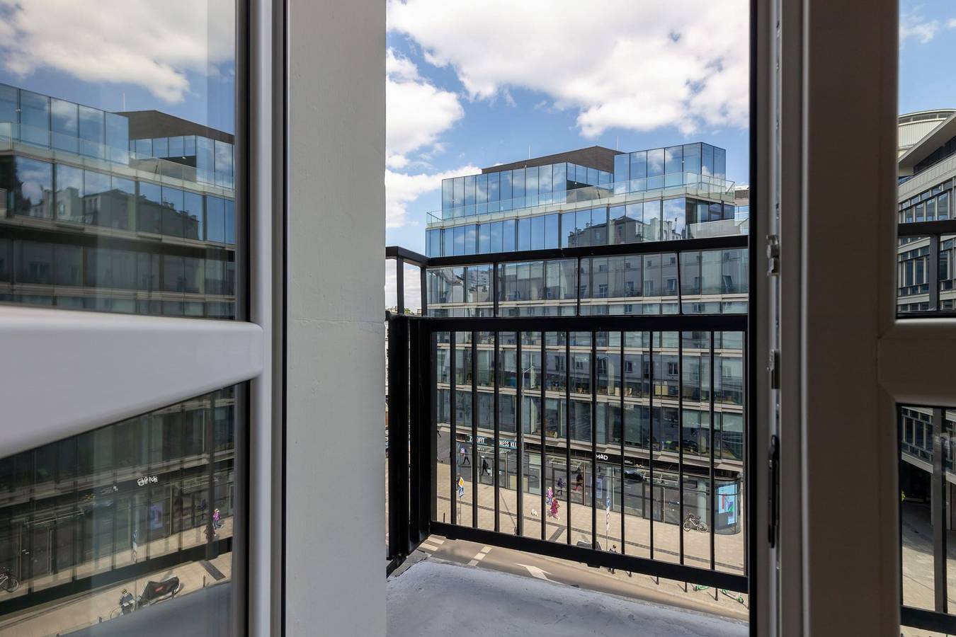 Entire apartment, Krucza 51 Comfortable Apartment Desk in Warsaw Śródmieście, Warsaw