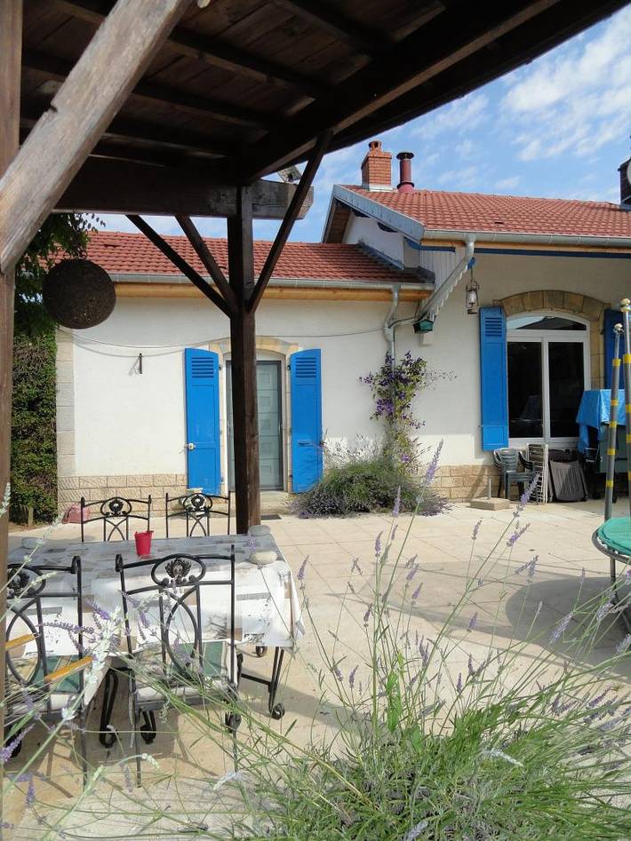 Gîte pour 5 personnes, avec Balcon et Jacuzzi ainsi que Terrasse et Jardin à Étuz