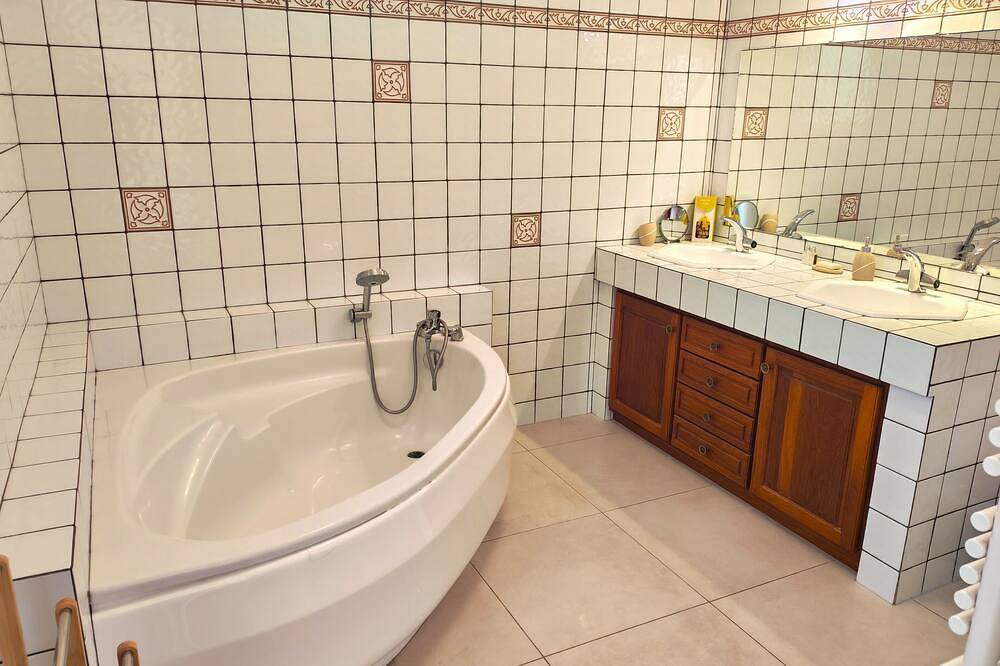 Dépendance cocooning bon standing Ampuis. Pets welcome! in Ampuis, Parque Natural Regional de Pilat