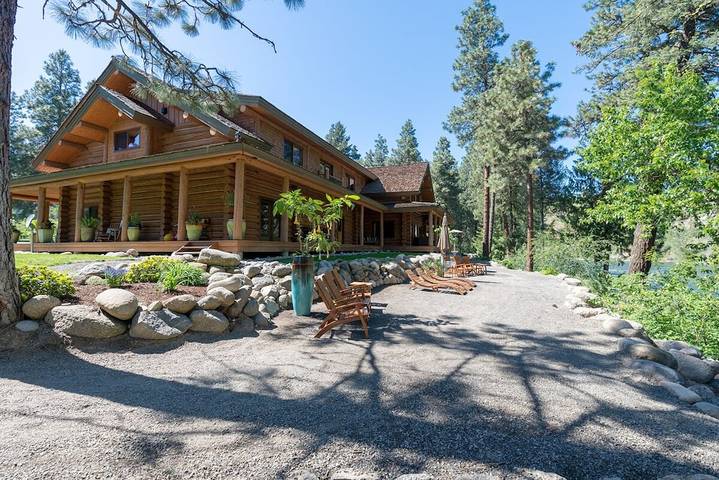 Log cabin for 16 people, with hot tub and yard in Leavenworth