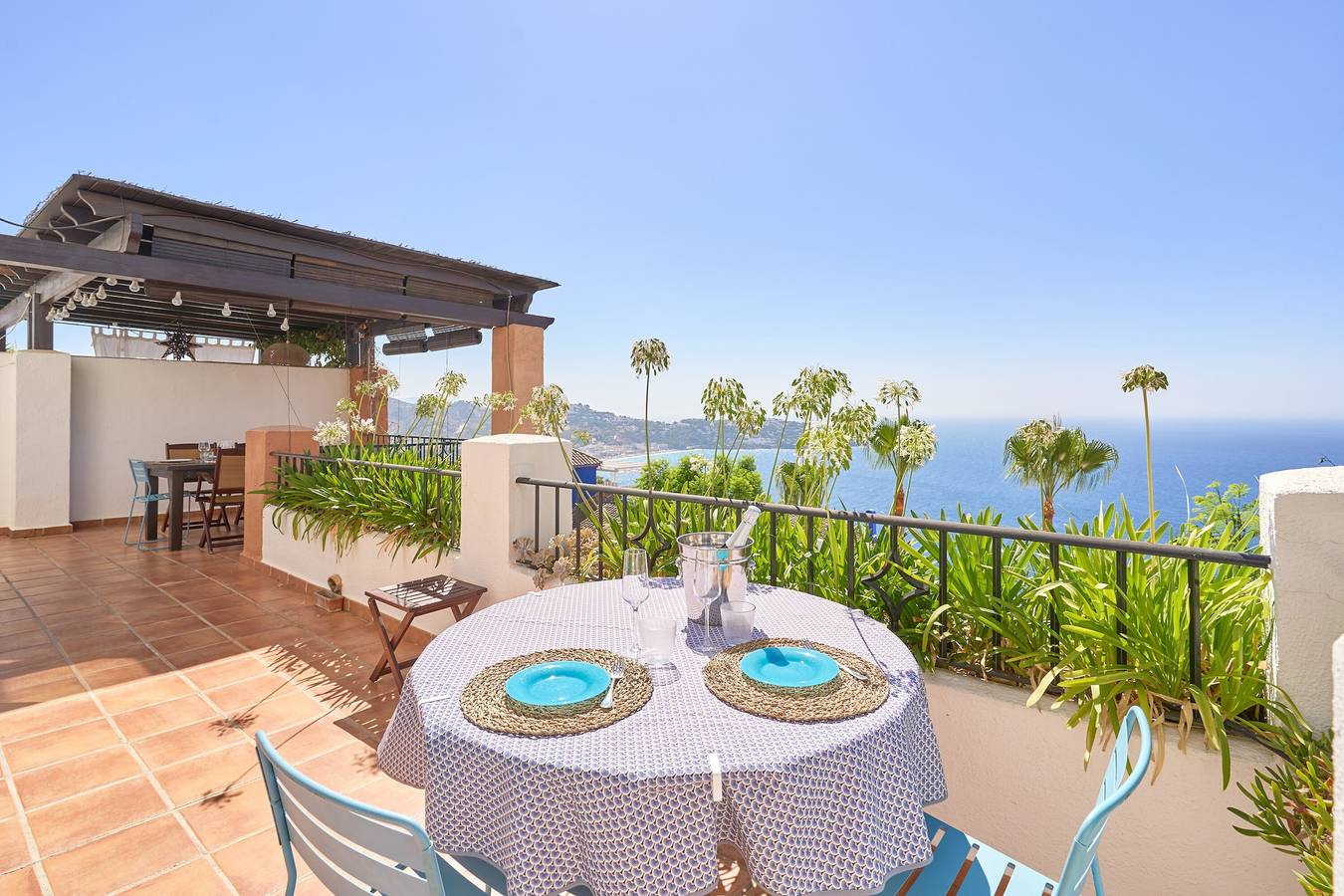 Ferienhaus mit herrlichem Meerblick, privatem Garten, Gemeinschaftspool & Wlan in Cerro Gordo, Almuñecar