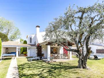 Location de vacances pour 10 personnes, avec piscine ainsi que jardin et terrasse, adapté aux familles à Sant Pere de Ribes