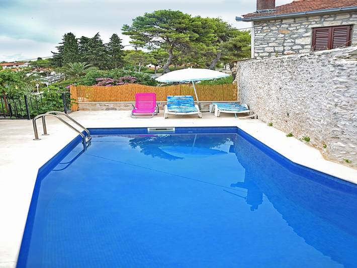 Ferienwohnung für 4 Personen, mit Pool und Terrasse sowie Garten, kinderfreundlich auf Brac