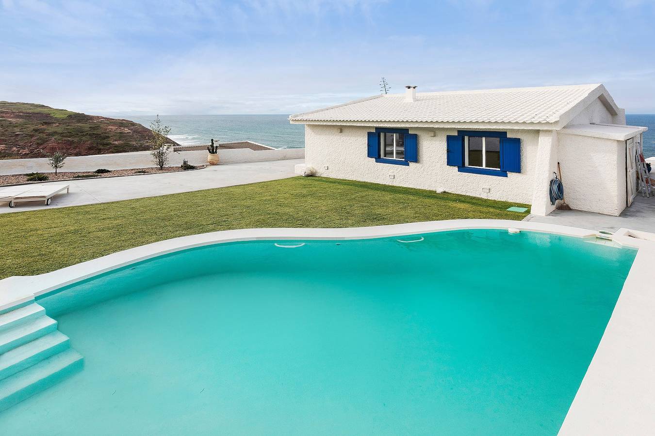 Holiday Home 'Da Praia Valmitão' with Sea View, Private Pool and Wi-Fi in Ribamar, Lisbon District