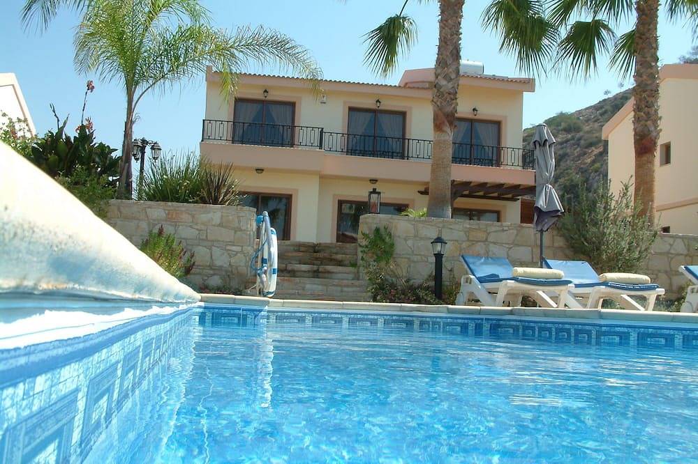 Luxuriöse private Ferienvilla im Herzen der Pissouri Bay. 2 Minuten zu Fuß zum Strand in Πισσούρι, Südzypern