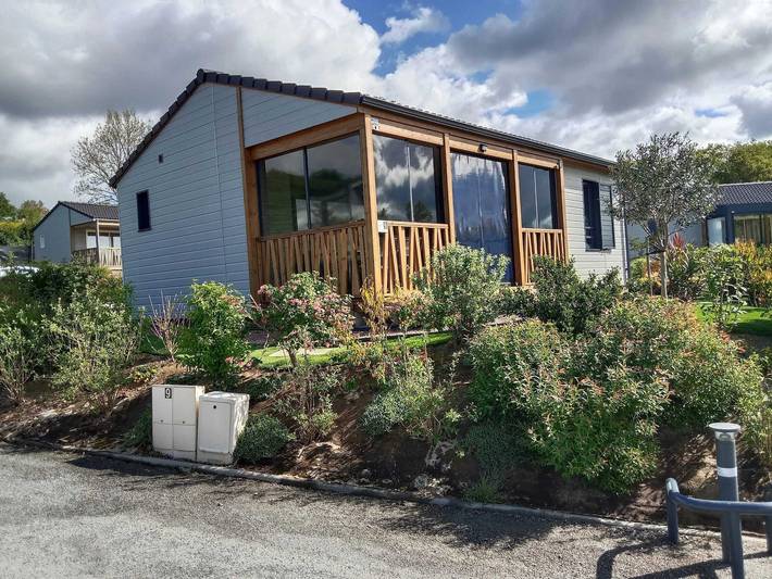 Chalet pour 4 personnes, avec jardin et terrasse ainsi que piscine et vue sur le lac