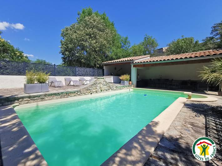 Gîte pour 4 personnes, avec Terrasse ainsi que Jardin et Piscine
