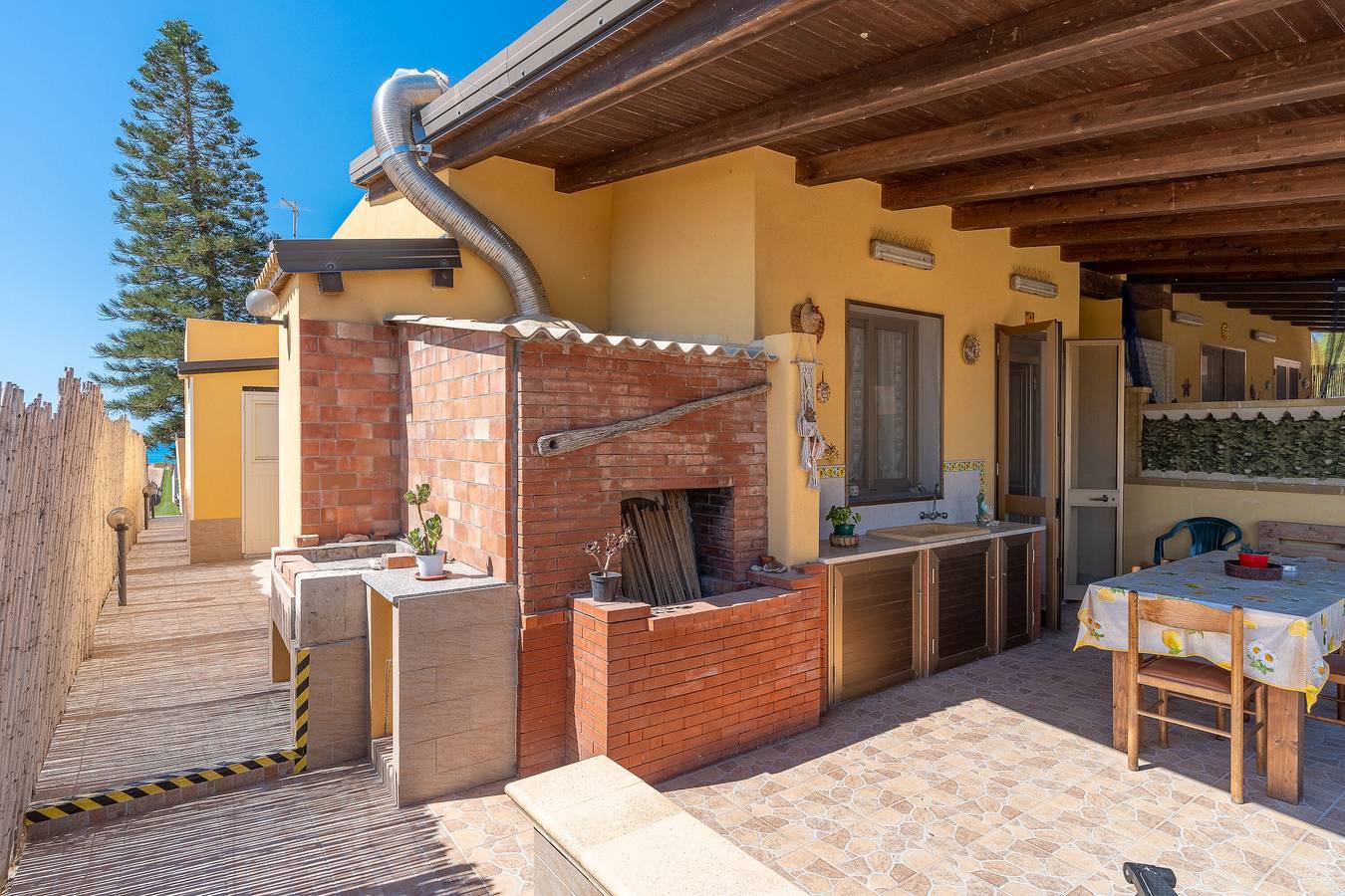 'Eco Del Mare' with veranda just steps from the sea in Pachino, Syracuse Province