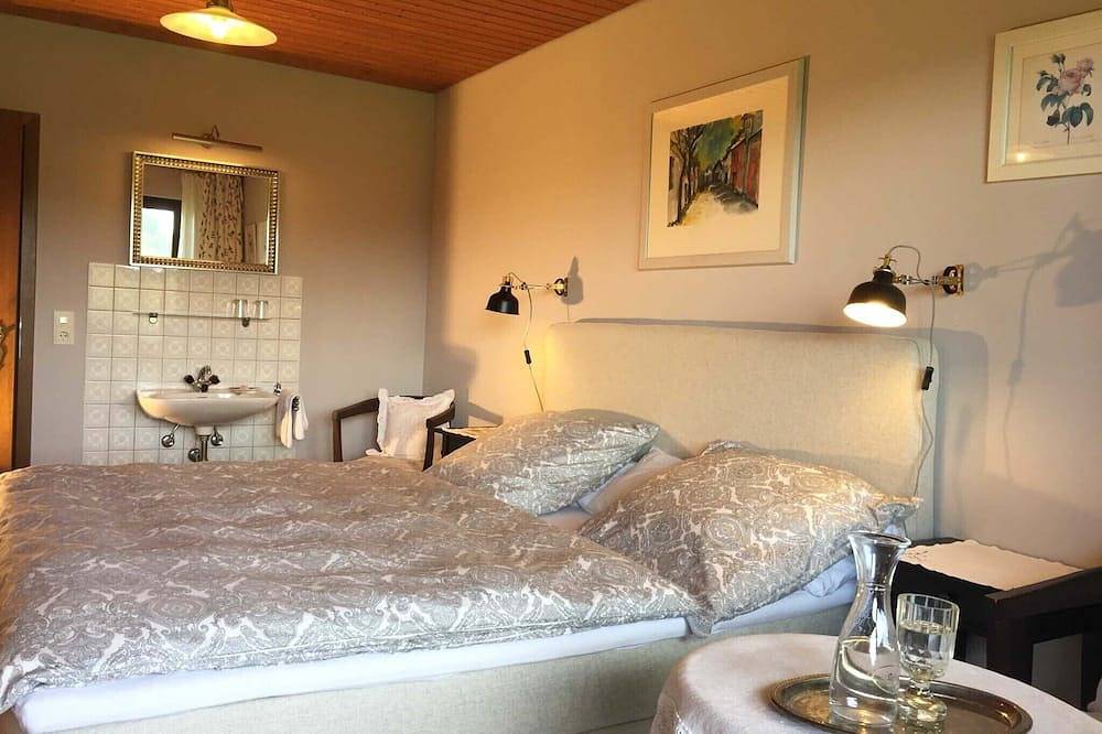 Ganze Wohnung, Ferienwohnung Südwest, 45 qm Obergeschoss, 1 Wohnzimmer, 1 separates Schlafzimmer in Höslwang, Chiemsee