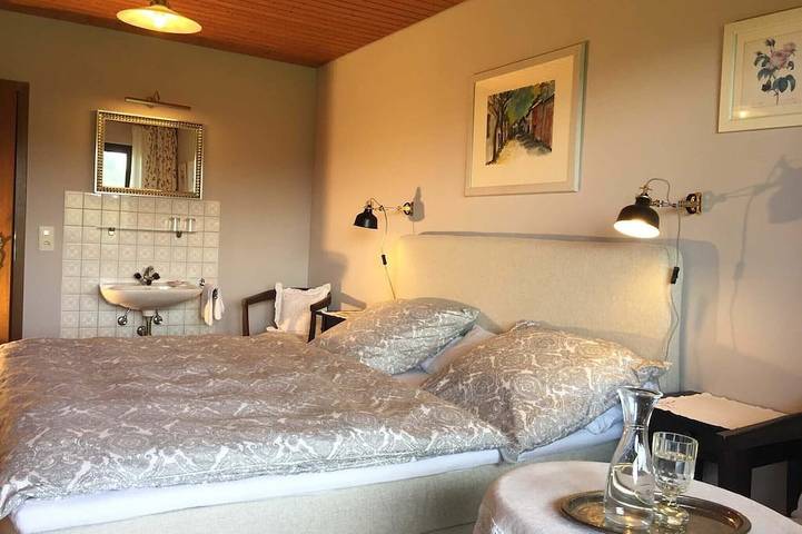 Ganze Wohnung, Ferienwohnung Südwest, 45 qm Obergeschoss, 1 Wohnzimmer, 1 separates Schlafzimmer in Höslwang, Chiemsee
