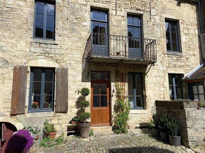 Location de vacances pour 3 personnes, avec balcon à Flavigny-sur-Ozerain