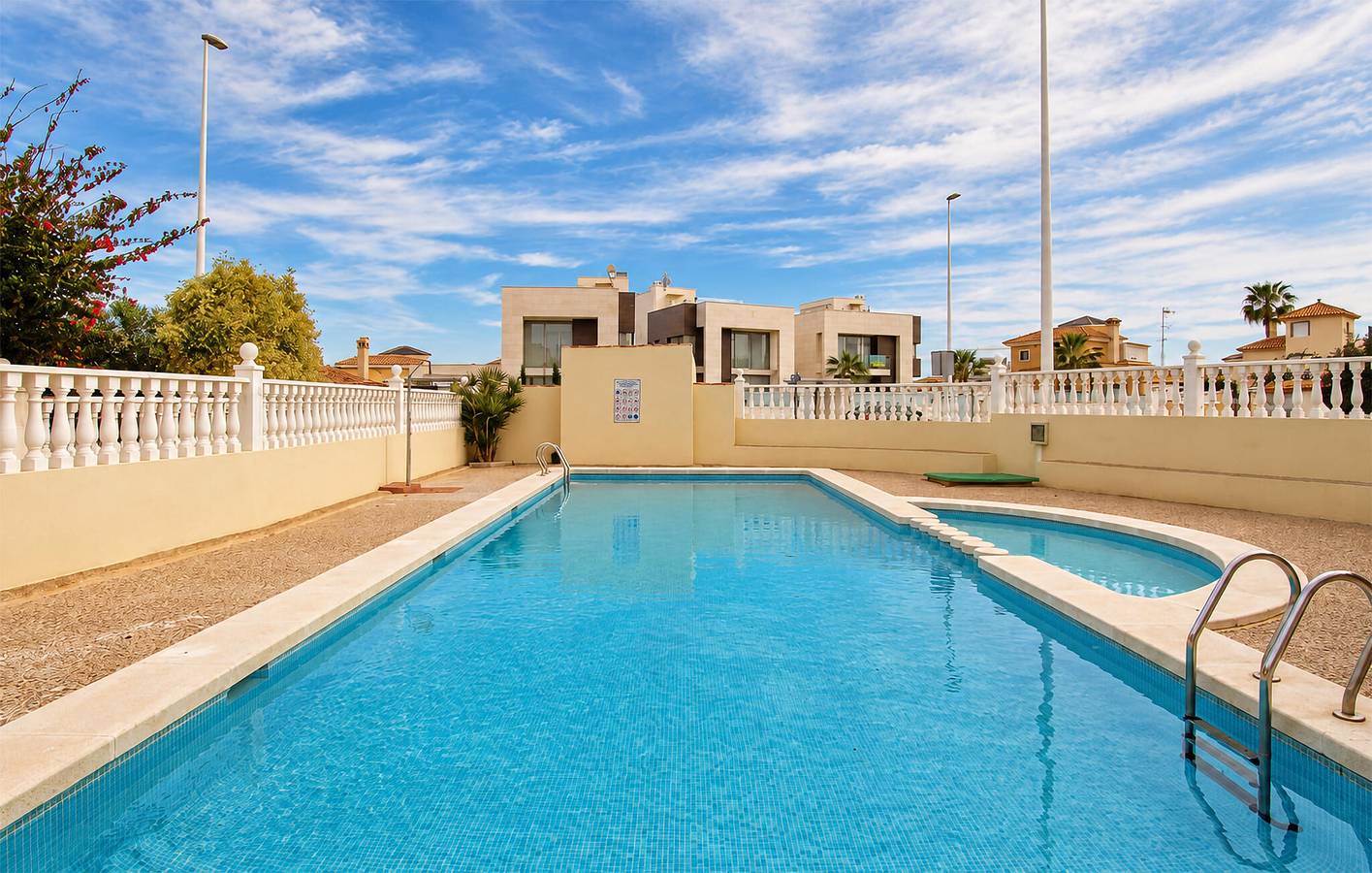 Appartement de 140 m² avec piscine et terrasse, à proximité de la plage in Colinas de la Zenia, Orihuela
