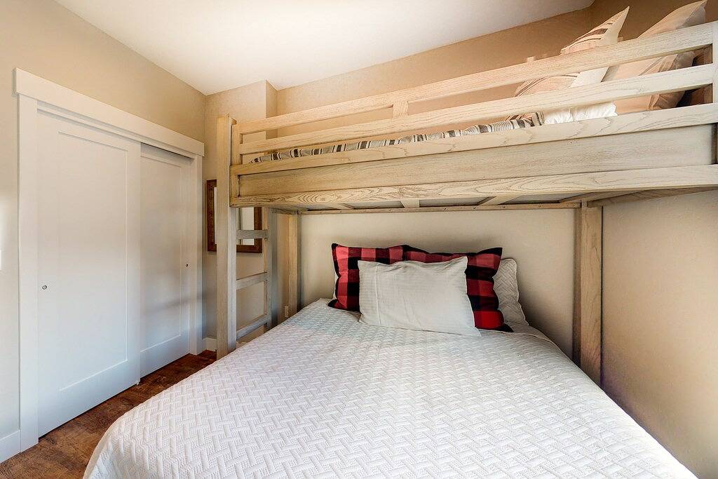 Ganze Wohnung, Modern riverfront condo w/ a gas fireplace, washer/dryer & private patio in Silverthorne, Arapaho and Roosevelt National Forests