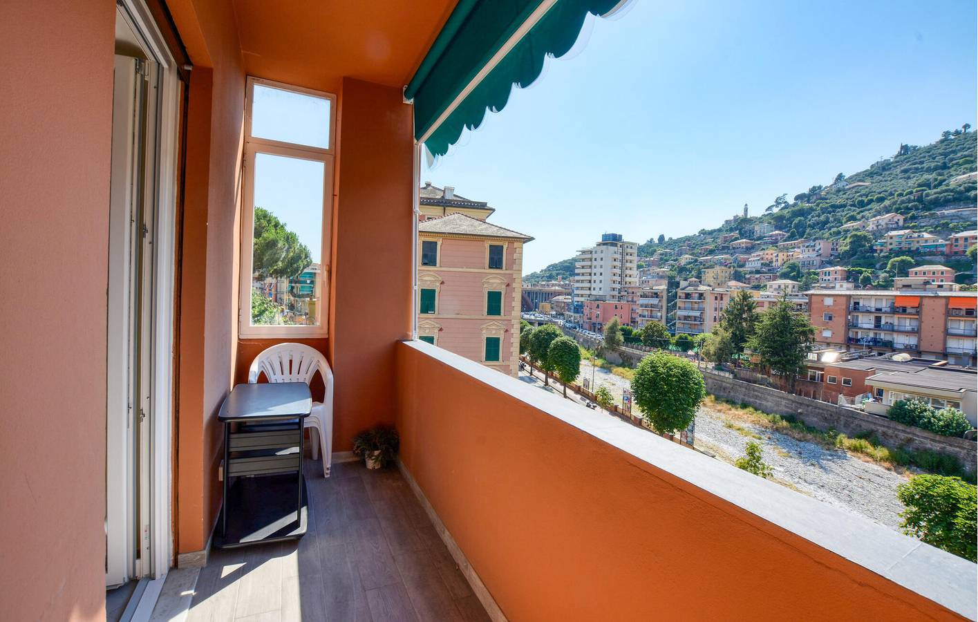 Entire holiday apartment, Cozy Beachside Apartment with Terrace & WiFi in Recco, Riviera di Levante
