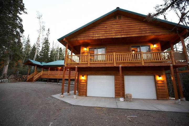 Log cabin for 16 people, with sauna and balcony as well as hot tub in Brian Head